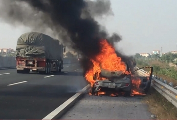 Ô tô bốc cháy ngùn ngụt trên đường cao tốc Hà Nội- Hải Phòng